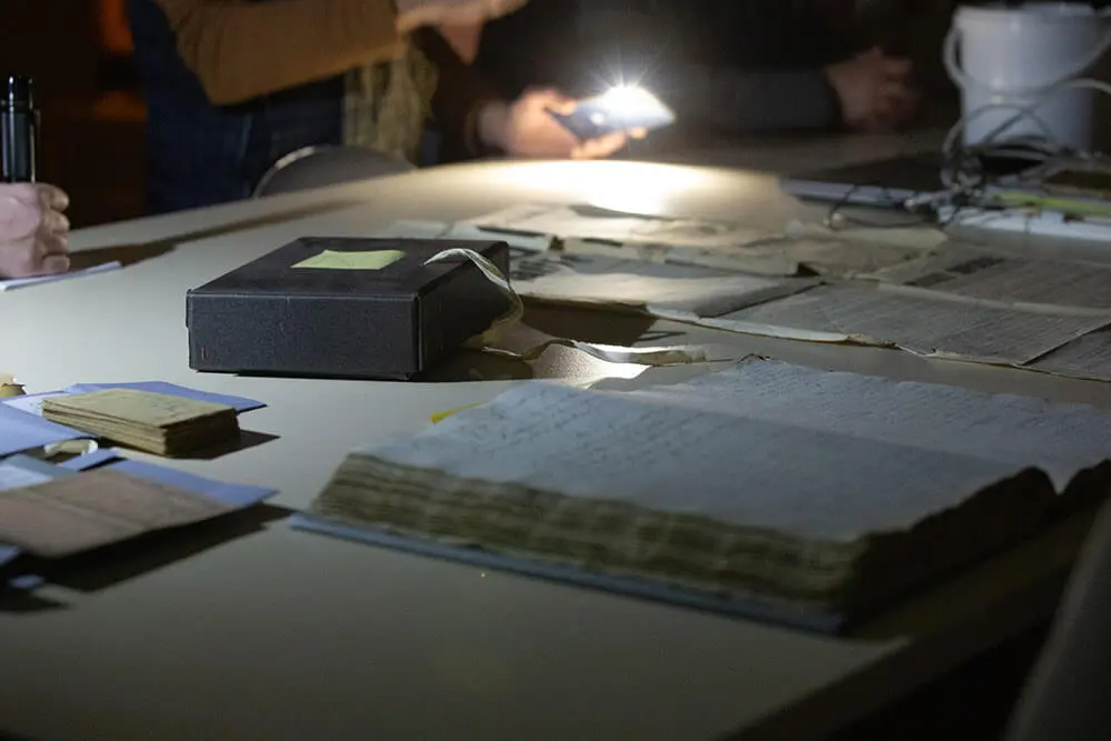 Visite des archives à la lampe torche - A2i